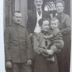 FAMILIEN - - - - - - - - - - - - - - - - - - - 